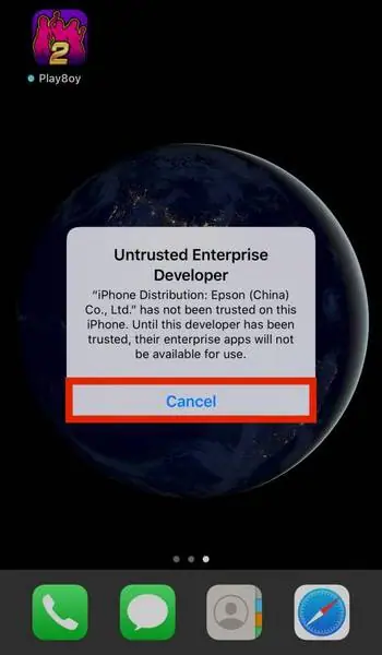 Pesan Untrusted Enterprise Developer di atas layar utama, dengan ikon Play8oy di kiri atas