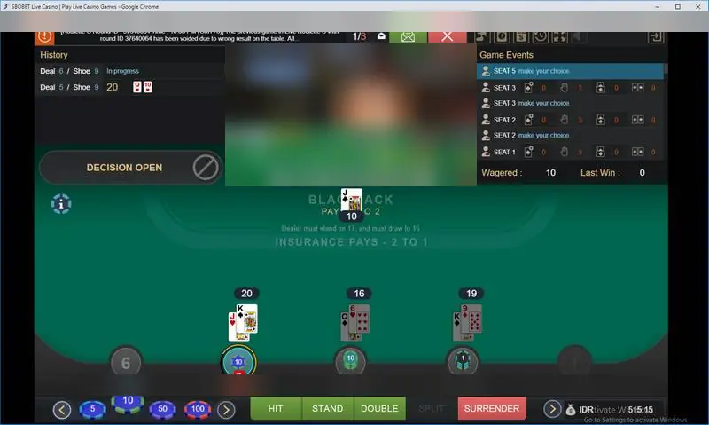 Meja live blackjack SBOBET saat giliran memutuskan, dengan tangan bernilai 20, 16 dan 19, dealer menunjukkan jack, serta tombol Hit, Stand, Double, Split dan Surrender