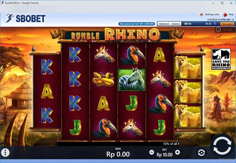 Grid enam gulungan Rumble Rhino di atas sabana saat senja, dengan simbol jerapah, rangkong, ular, zebra dan cheetah serta kartu huruf, dan taruhan Rp10.00